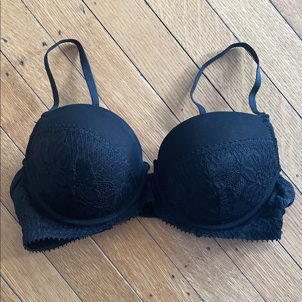 Beautiful Tahari black lace bra - Size 36 B